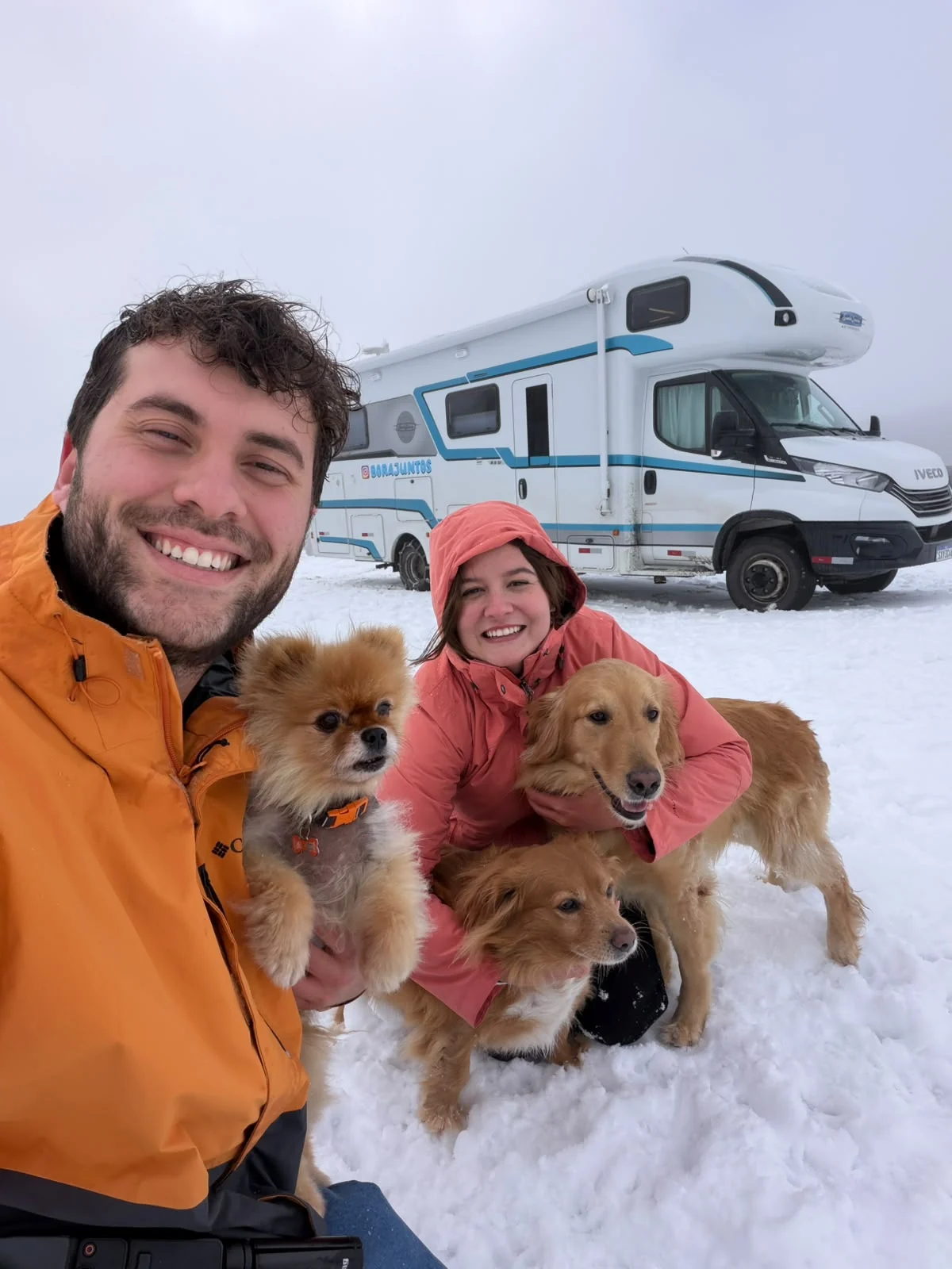 Edu, May, Maya, Doug e Nick na neve com o motorhome ao fundo