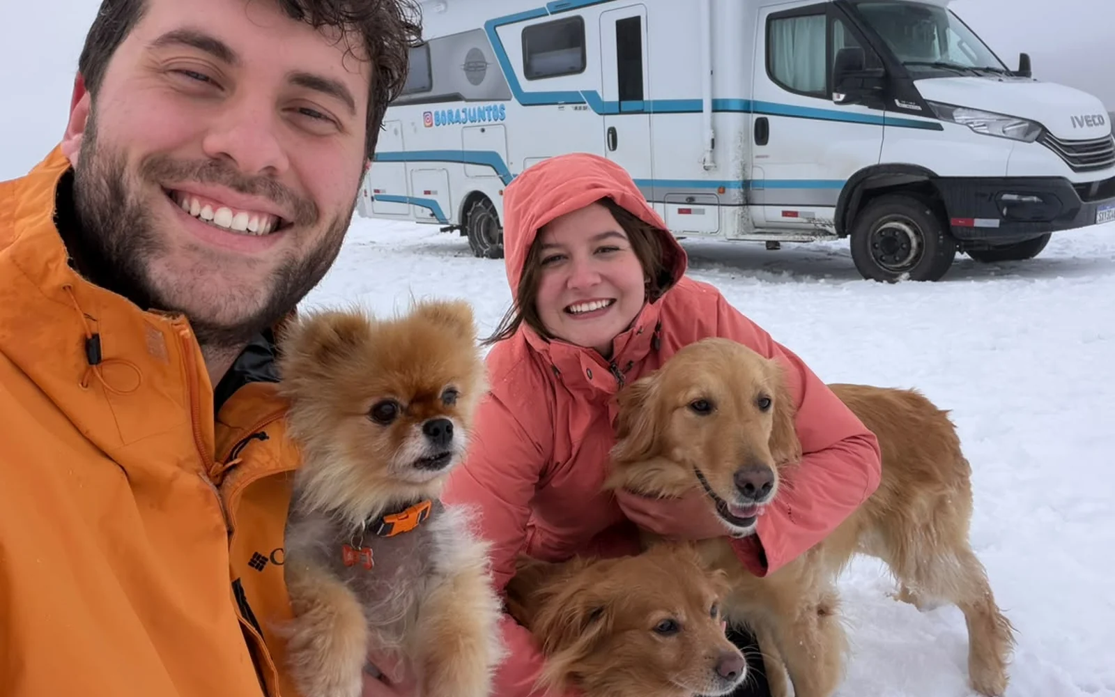 Edu, May, os três cachorros e o motorhome na neve